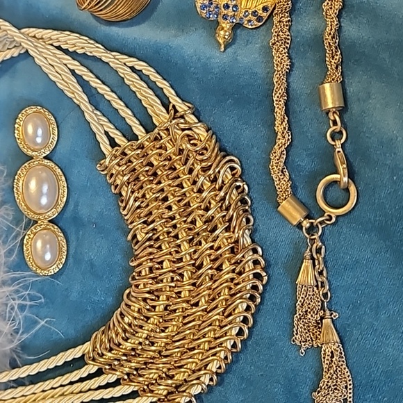 Vintage lot of 8 gold tone pieces of jewelry, faux pearls brooch - Picture 3 of 16
